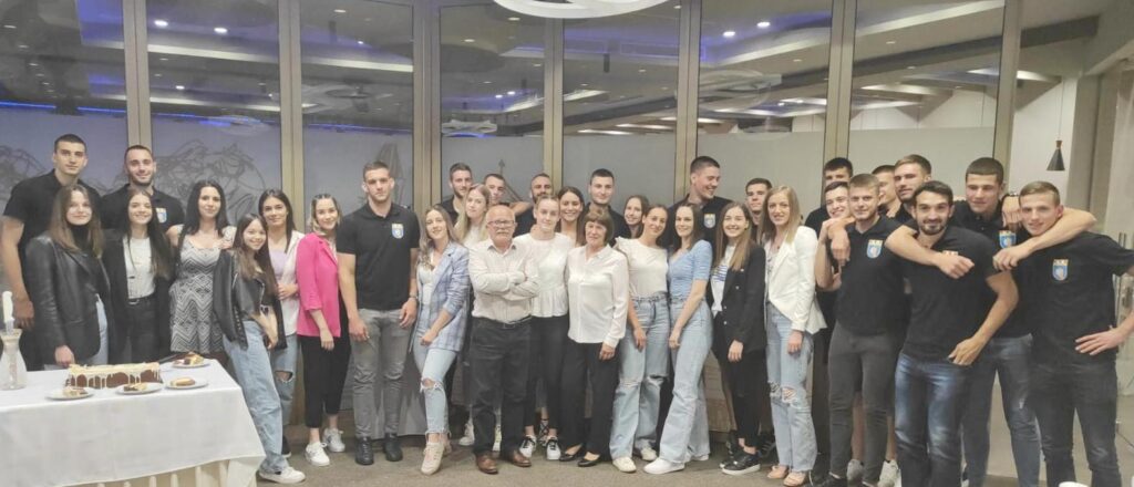 Zajednička večera rukometašica i rukometaša Izviđača u hotelu Bigeste – FOTO