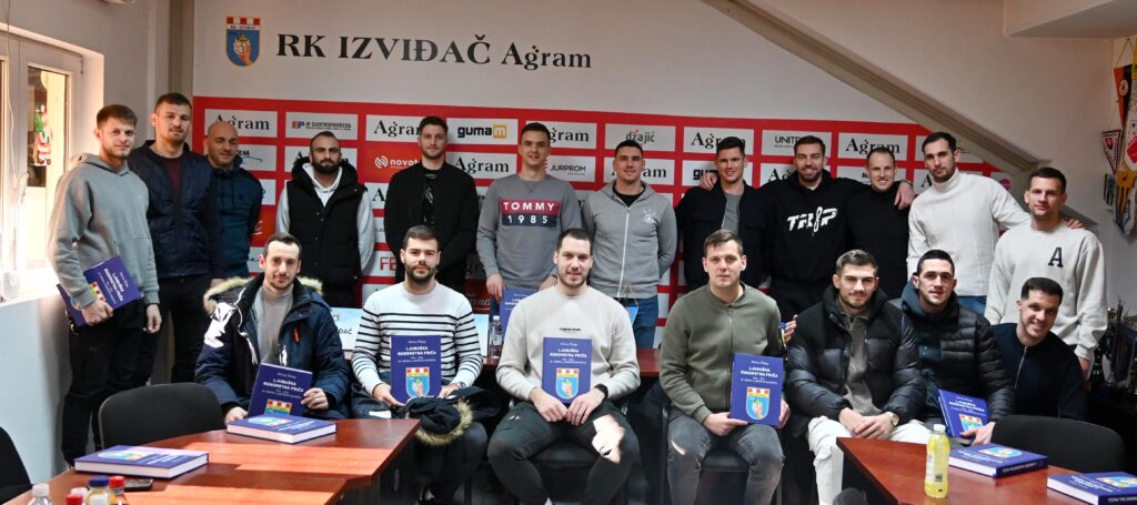 FOTO&VIDEO: Bivši “Skauti” posjetili klub te za uspomenu dobili monografiju Ljubuška rukometna bajka