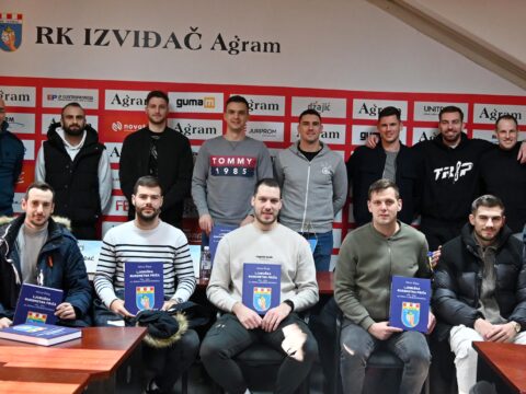 FOTO&VIDEO: Bivši “Skauti” posjetili klub te za uspomenu dobili monografiju Ljubuška rukometna bajka